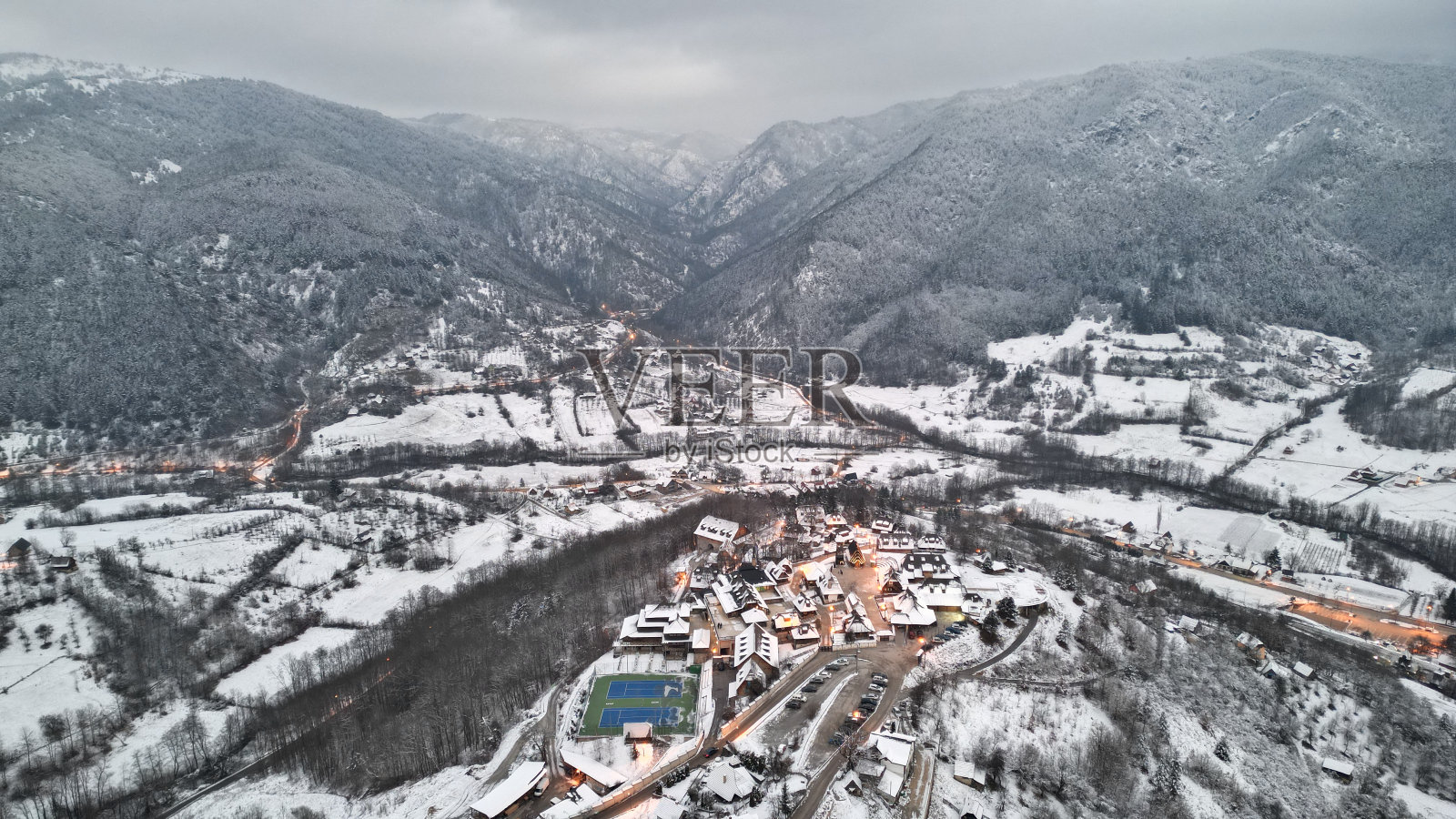 飞越白雪皑皑的塔拉高原照片摄影图片