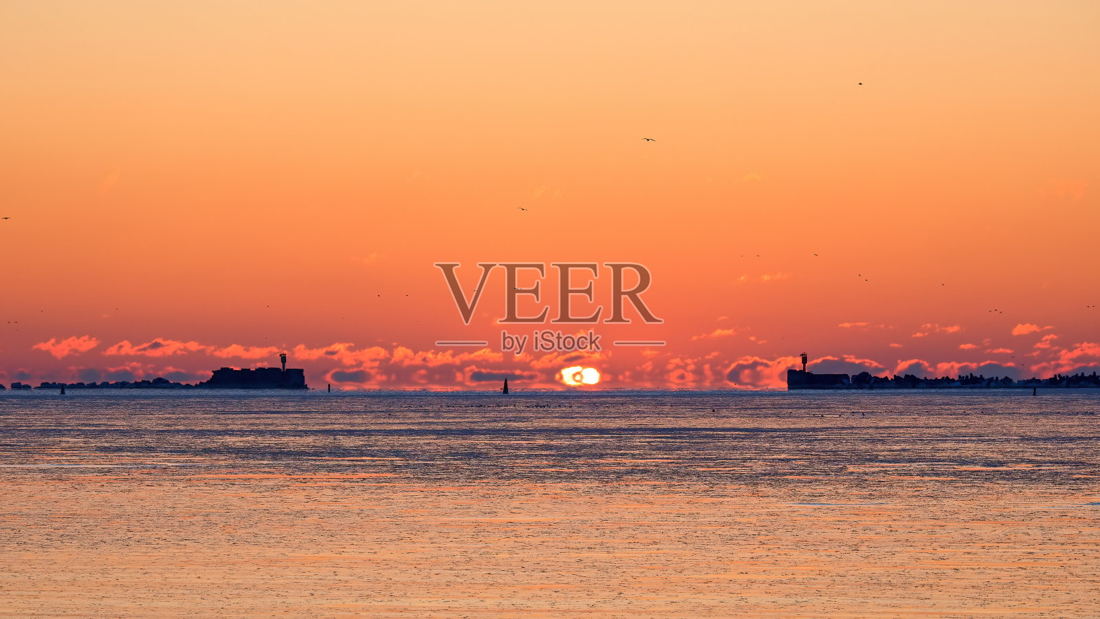 海景。海水上的日出。太阳从地平线上升起。照片摄影图片