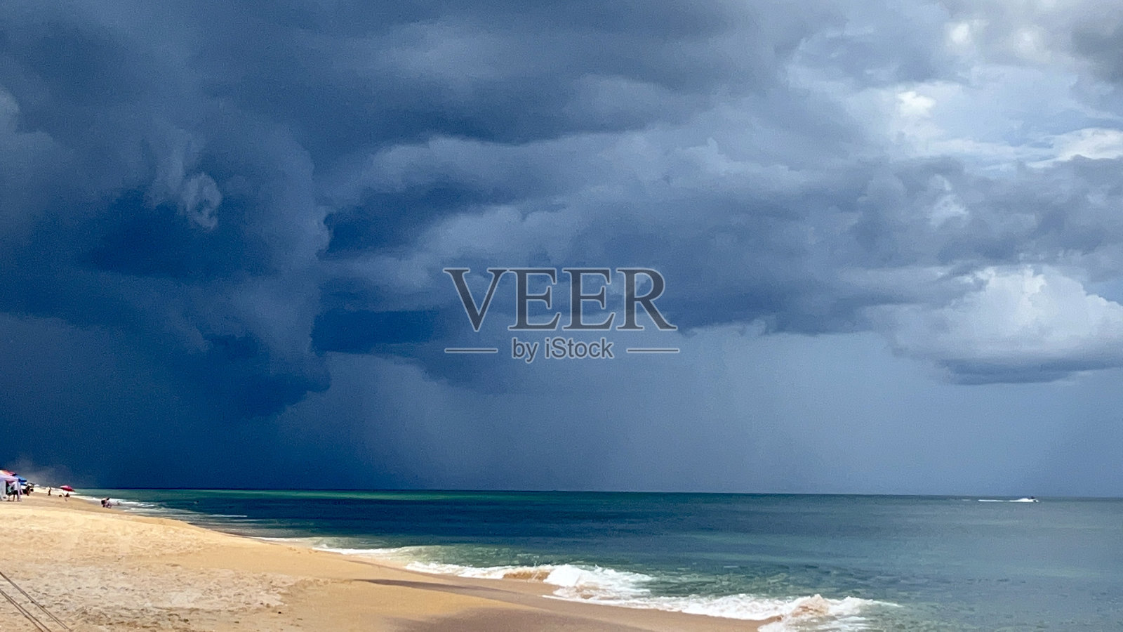 海滩上的风暴照片摄影图片