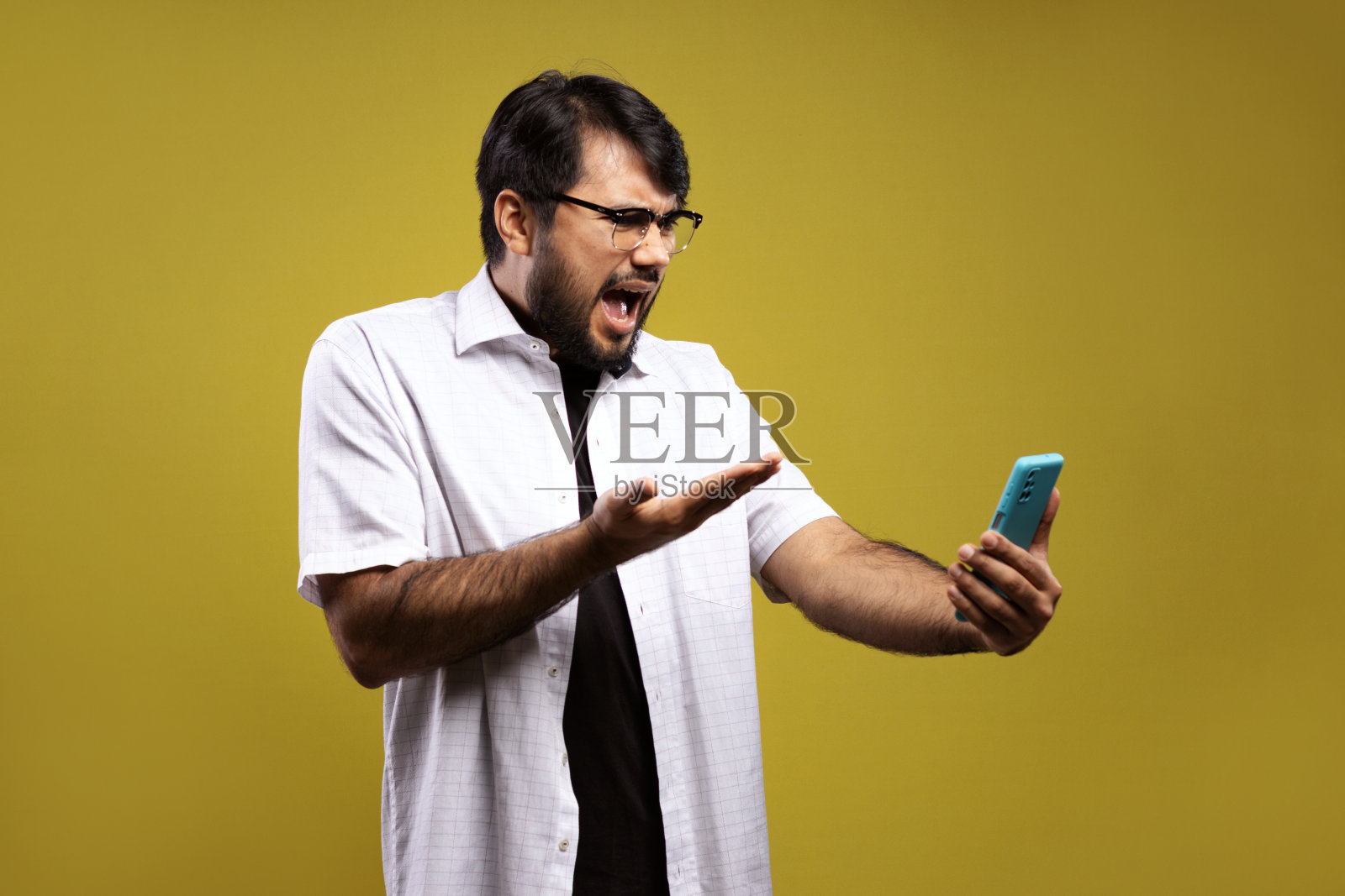 穿白衬衫的巴西人照片摄影图片