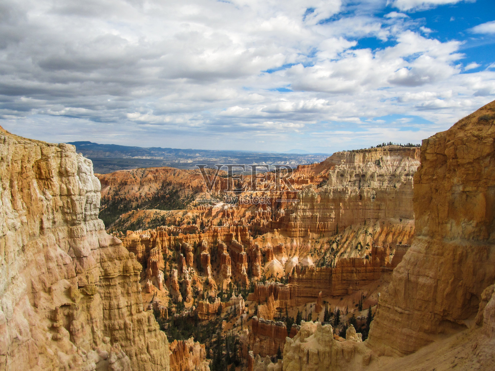 透过一些石灰岩悬崖的缝隙,在犹他州布莱斯峡谷的多色水门上观看照片摄影图片
