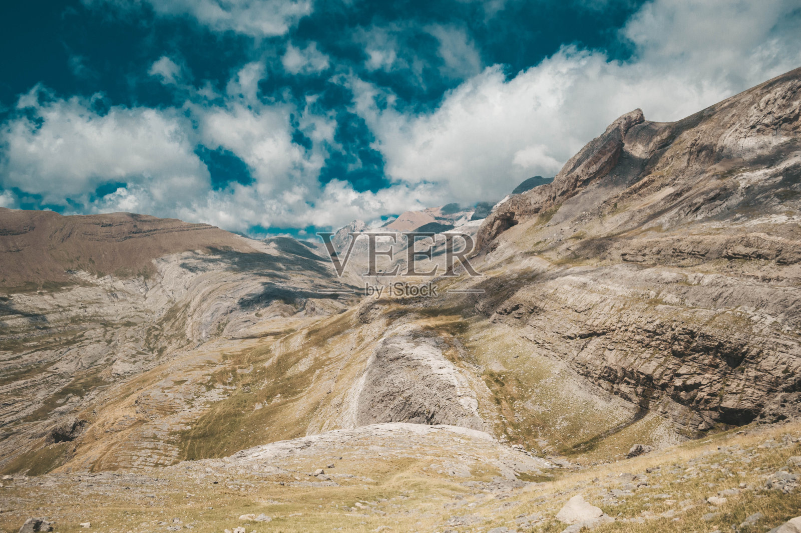 风景秀丽的佩尔迪多山,奥尔德萨国家公园在西班牙与雄伟的山脉照片摄影图片