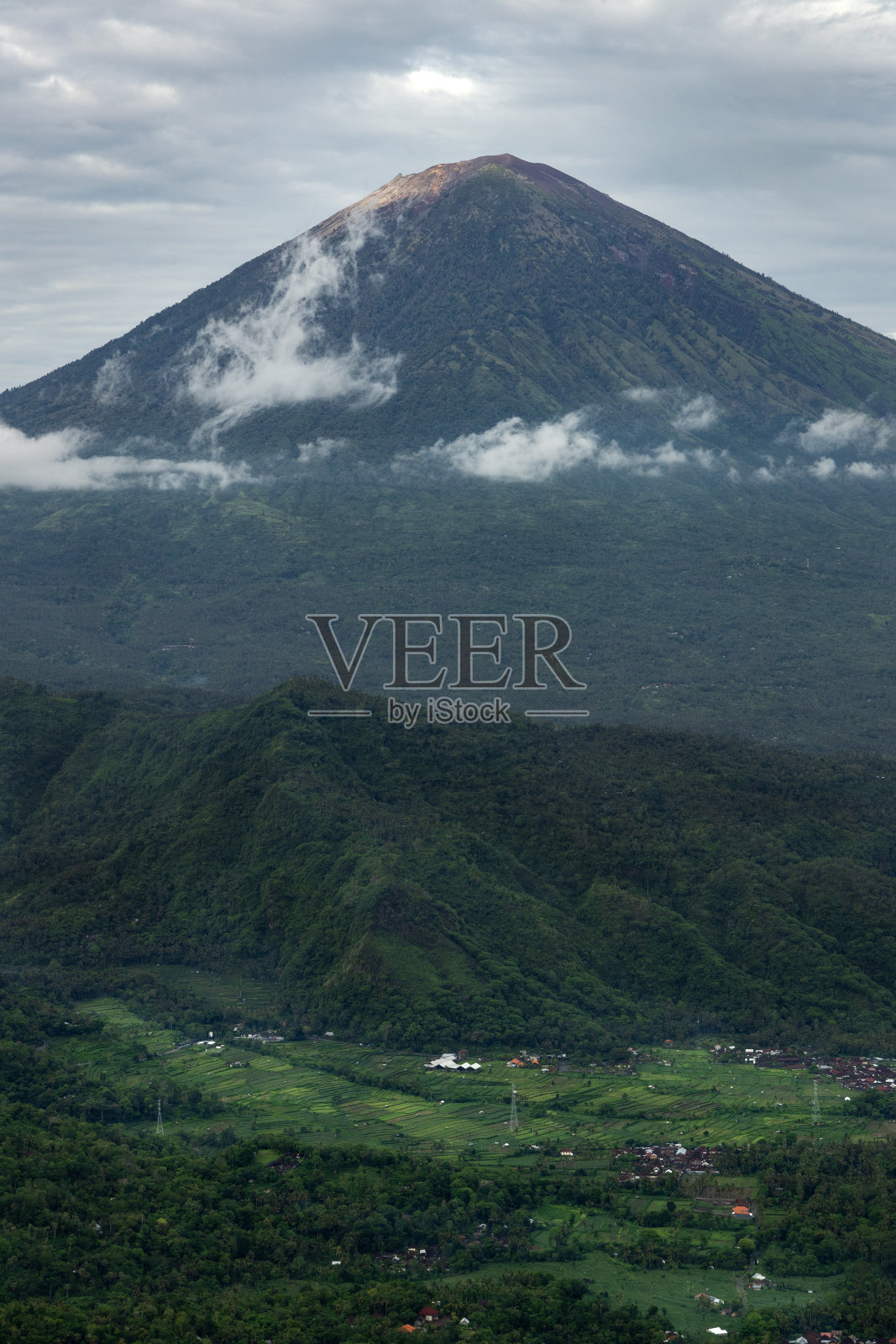 Karangasem地区巴厘岛著名的Lahangan Sweet观景台上的农民田地和阿贡火山照片摄影图片