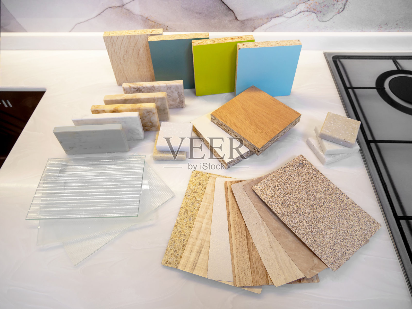 家具生产。厨房台面材料样品目录,人造石,塑料,层压板和刨花板制成的外立面。照片摄影图片