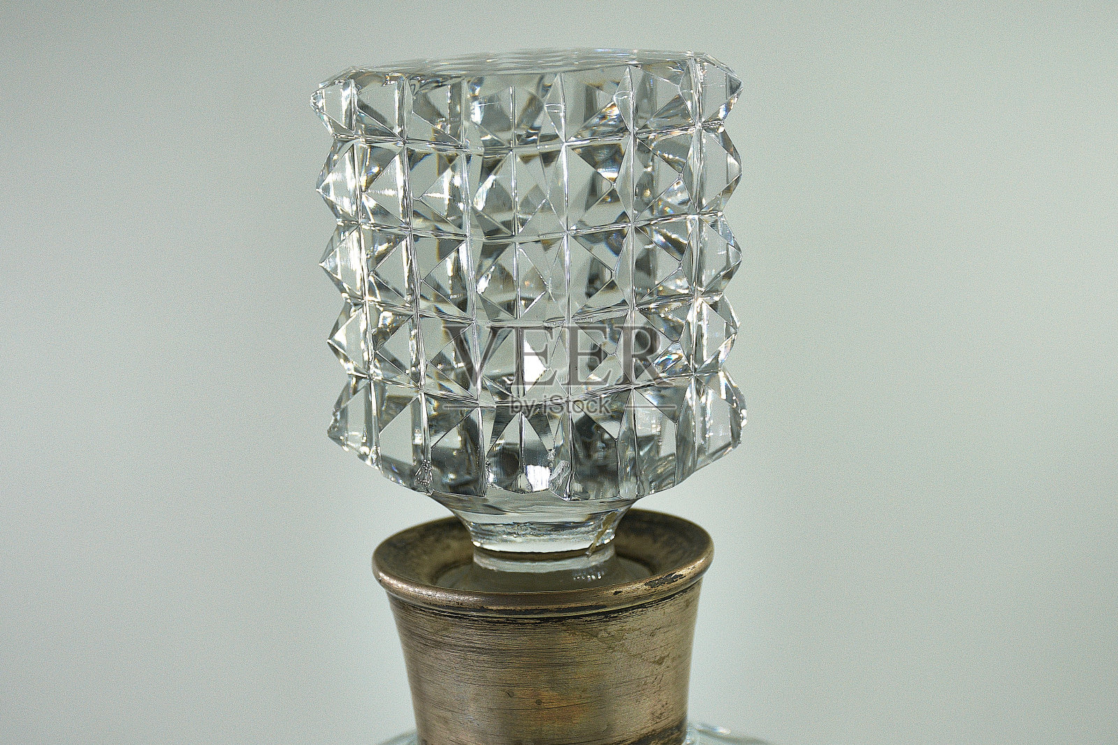 雕花醒酒器上的水晶塞照片摄影图片