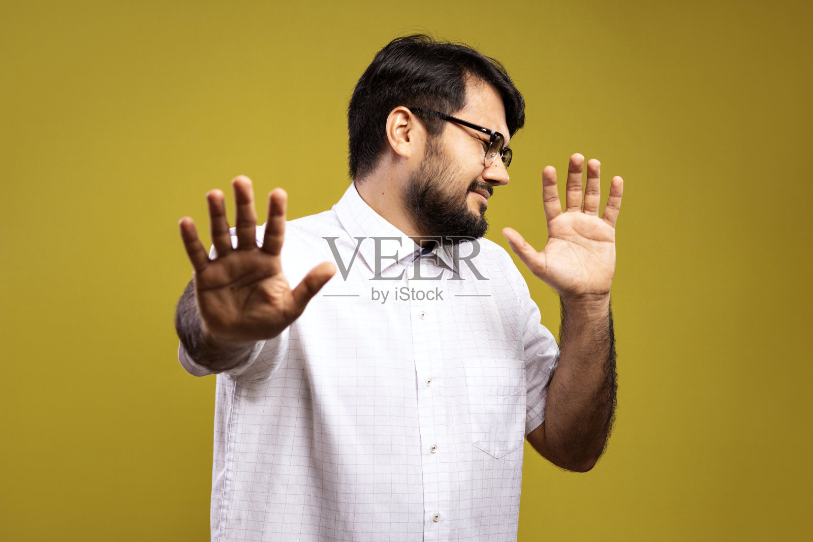 穿白衬衫的巴西人照片摄影图片