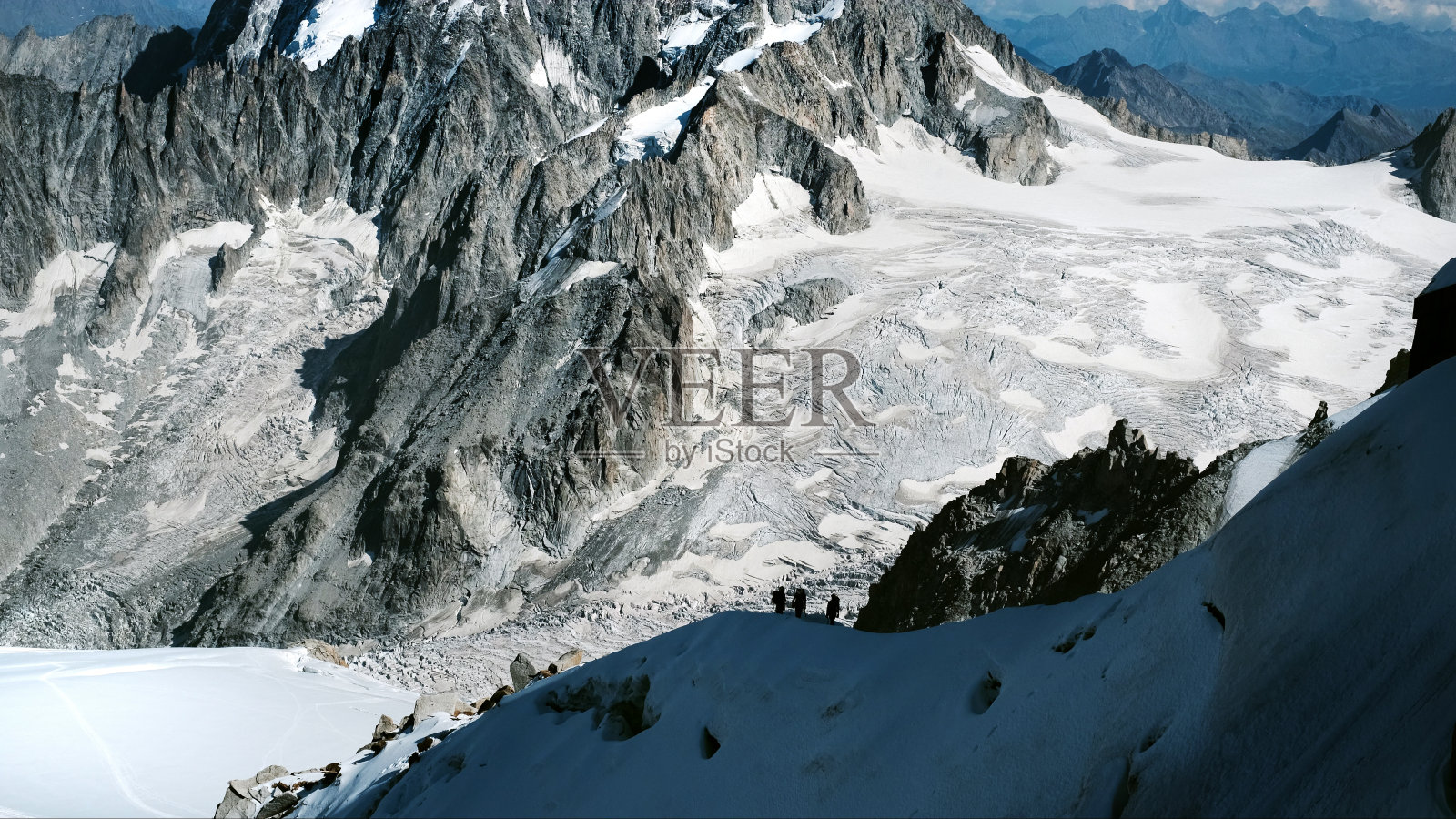 登山者攀登万宝龙雪山照片摄影图片