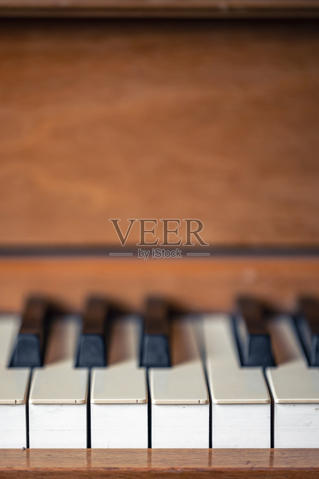 特写,一架古董木制钢琴的琴键。照片摄影图片