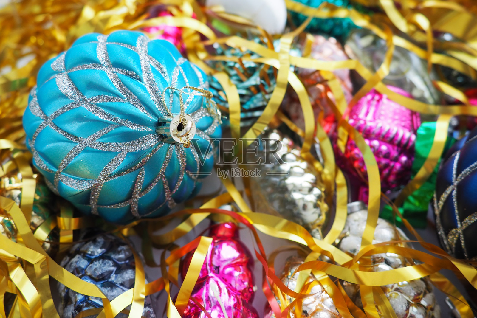 圣诞球,箔锥和金箔装饰(特写)。美丽明亮的装饰球,现代时尚设计,交织条纹。新年和圣诞节。照片摄影图片