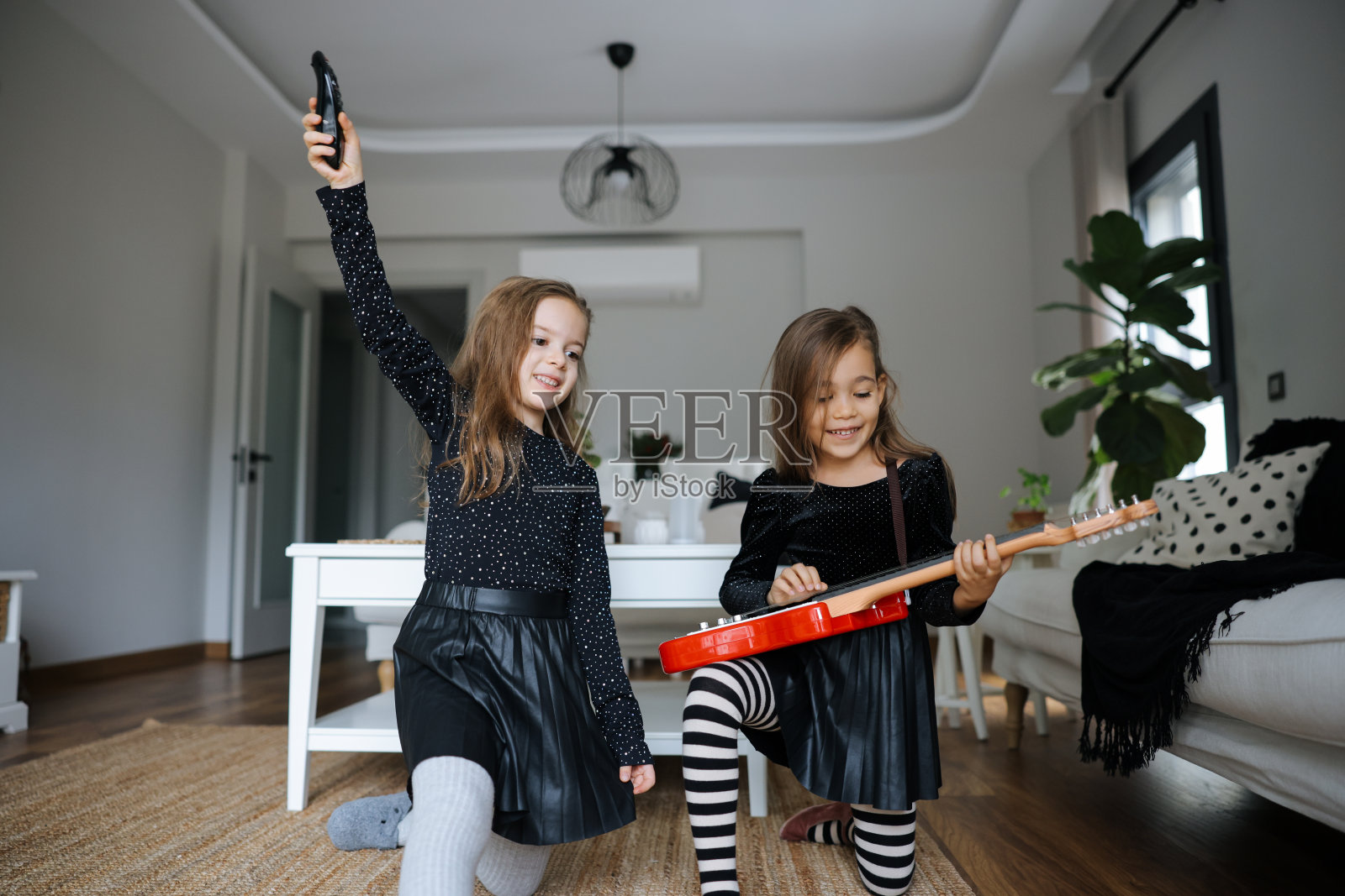 可爱的女孩弹吉他和唱歌照片摄影图片