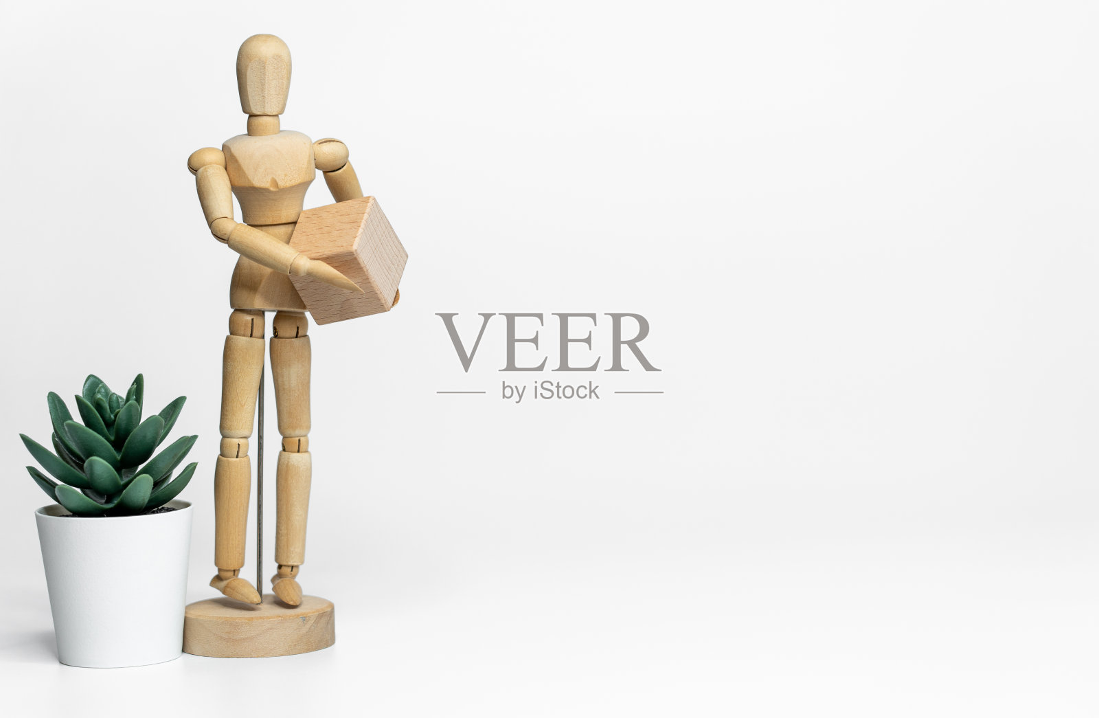 木制娃娃与木制玩具块隔离在白色背景。商业或创意概念照片摄影图片