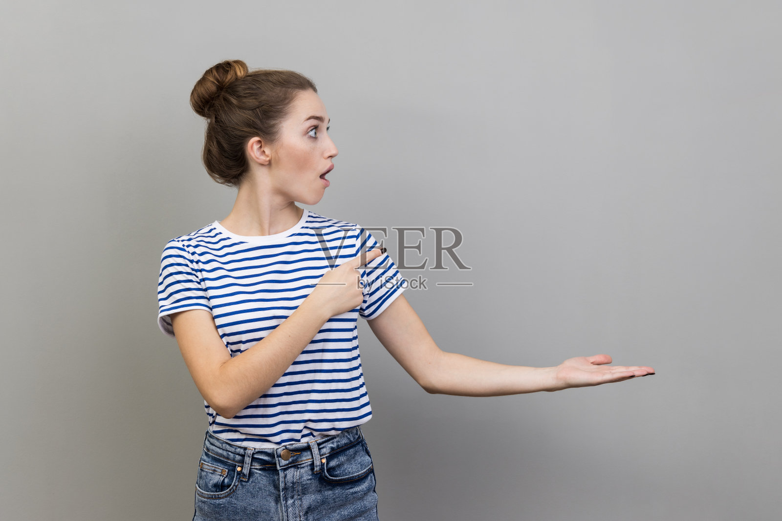 女士在手掌上展示副本空间,显示商业文字或商品的空白位置。照片摄影图片