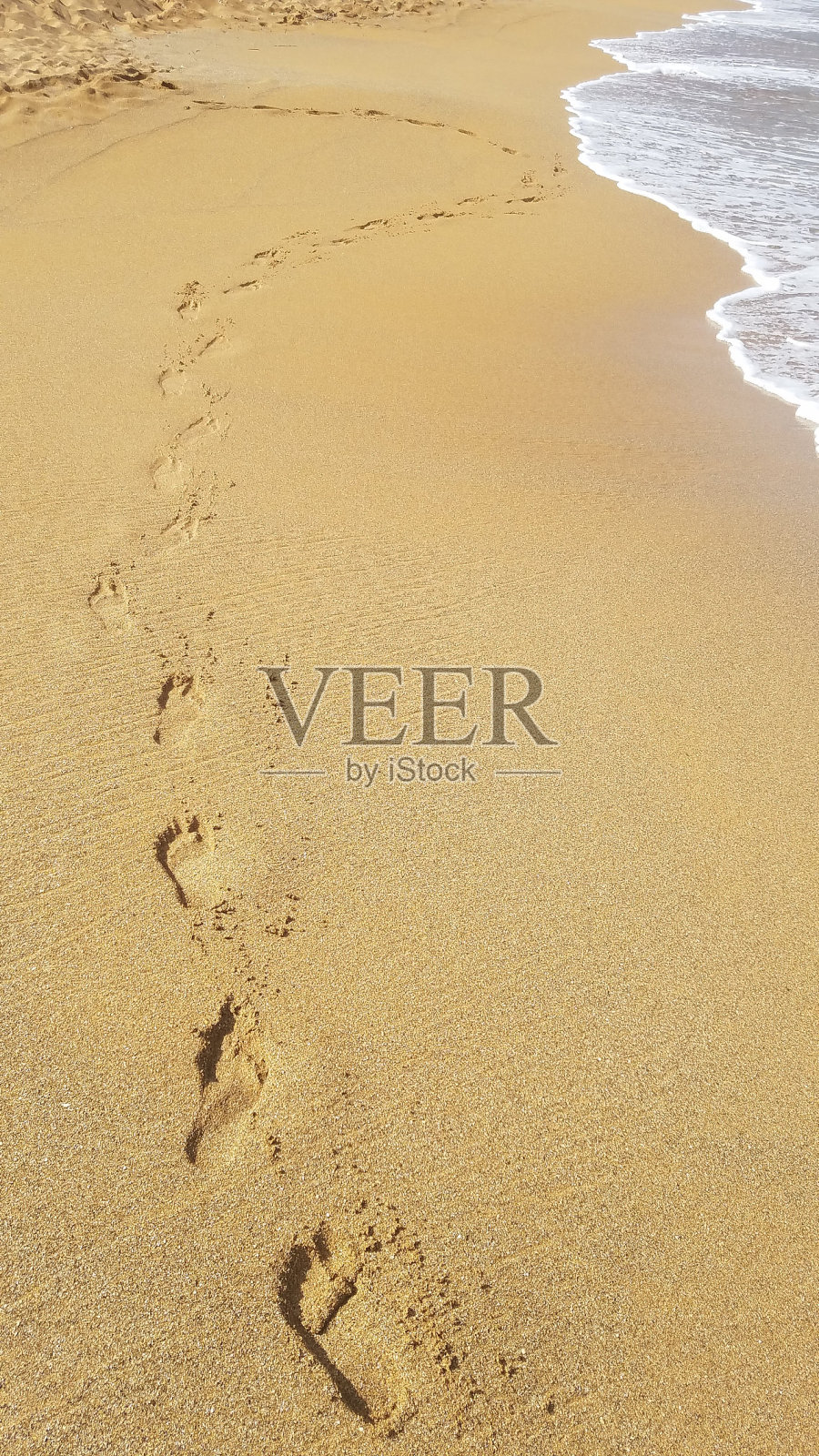 一个人走在沙滩上照片摄影图片