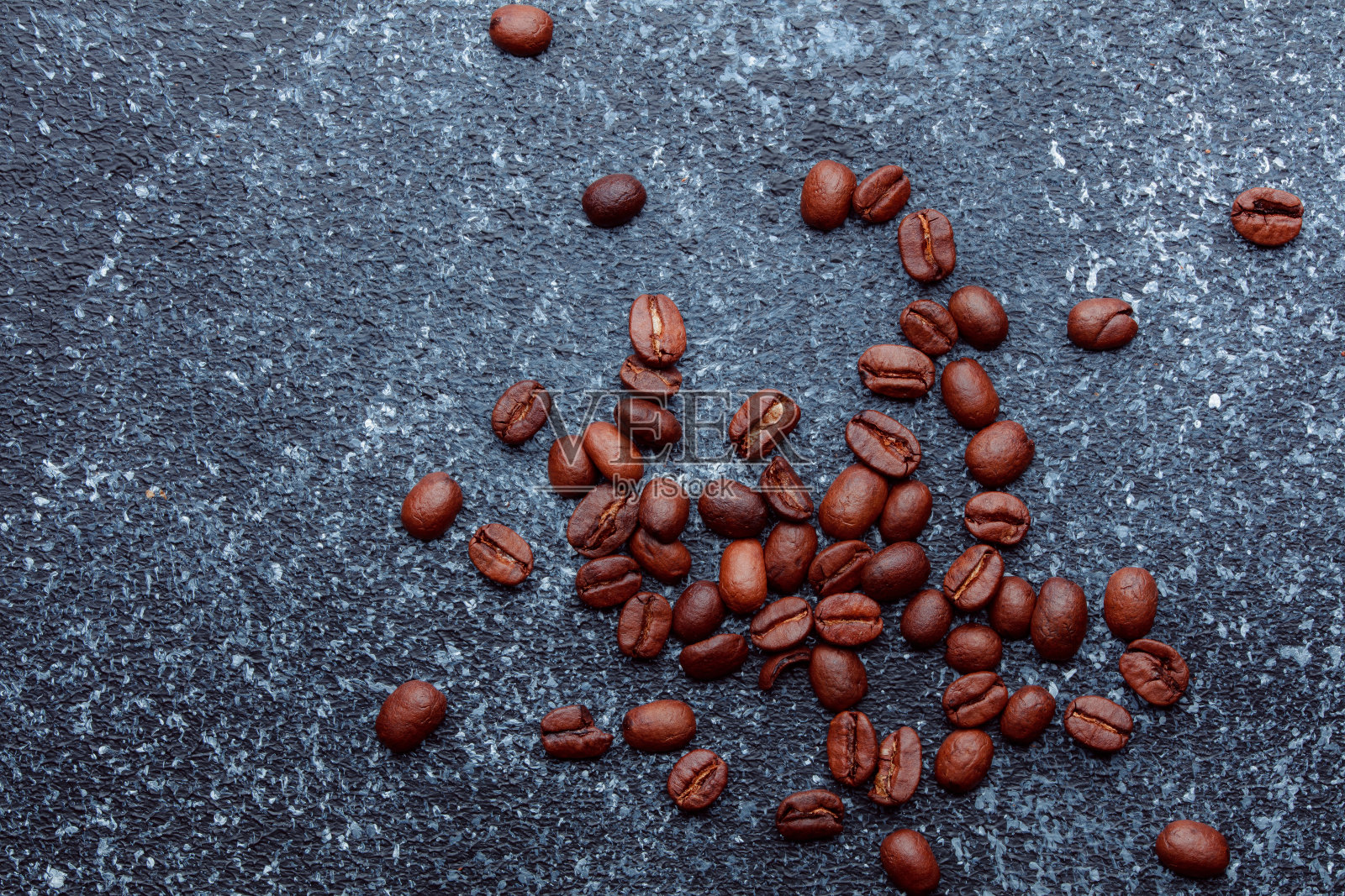 在碗里烤咖啡豆。照片摄影图片