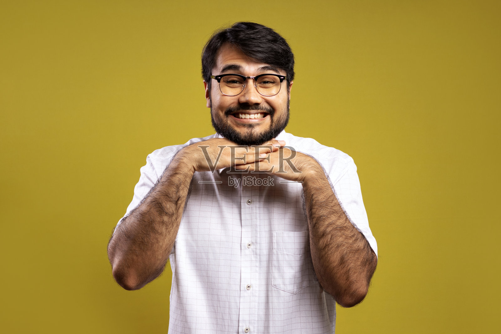 穿白衬衫的巴西人照片摄影图片