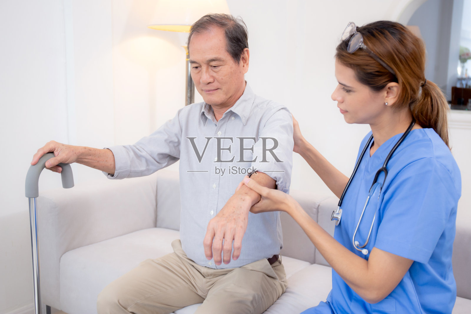 护理人员或护士照顾和支持老年患者在家中客厅拄着拐杖走路,物理治疗和保健,锻炼康复,医疗和保险。照片摄影图片