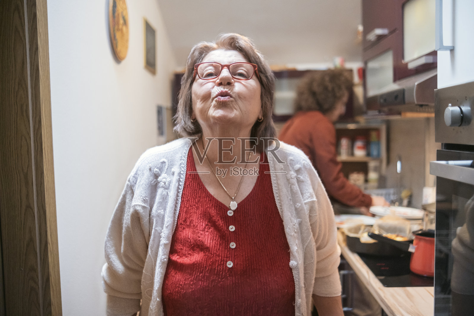 奶奶在厨房给你的吻照片摄影图片