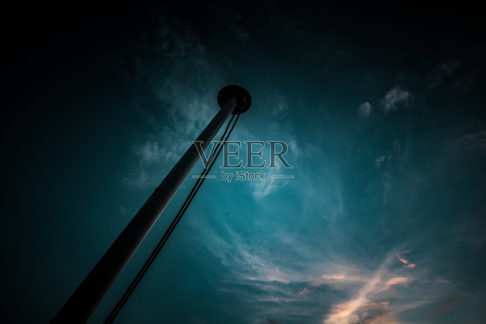 黄昏的天空和海洋上的云彩照片摄影图片