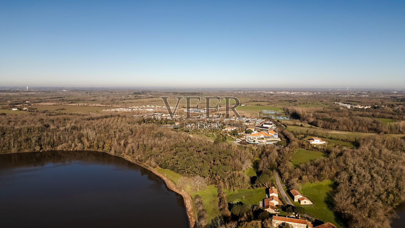 法国夏贝尔-赫米耶的无人机航拍的Jaunay湖照片摄影图片