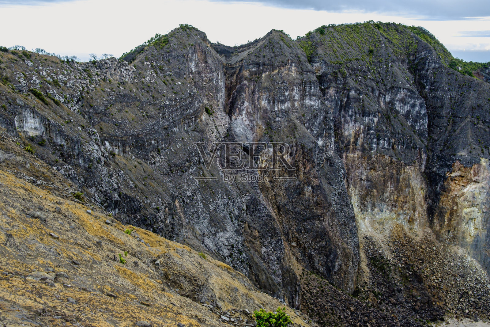 在山峰的边缘,在悬崖的边缘,天空和土地在压倒性的美丽中融合在一起照片摄影图片