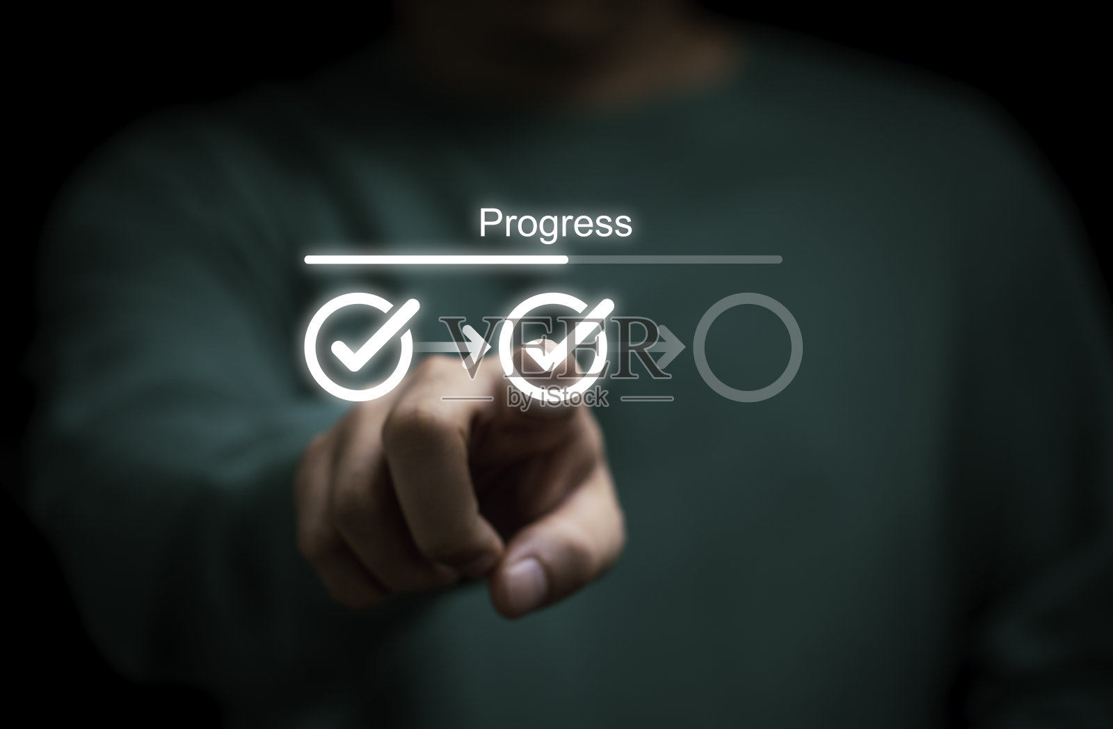 商务人员在累进加载状态的检查表上勾选正确的标记,以提醒工作任务累进进行项目开发管理和跟踪概念。照片摄影图片