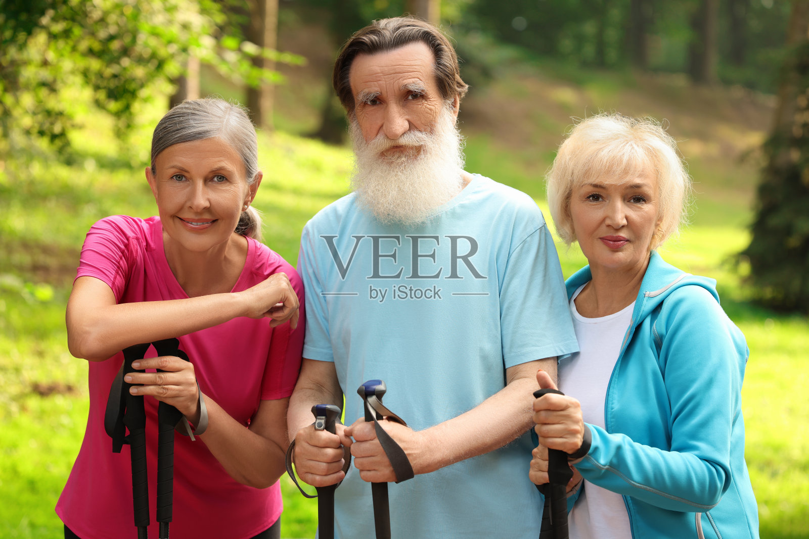 一群老年人在户外带着北欧步行杆照片摄影图片