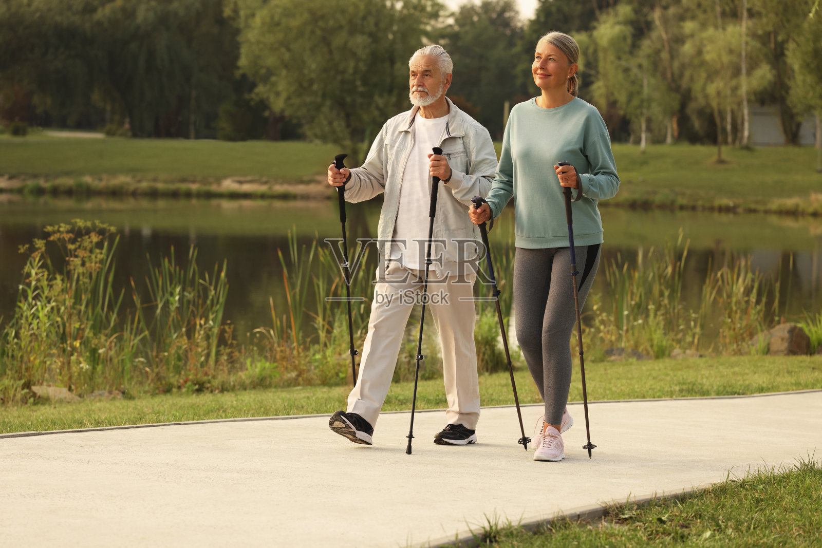 老年男女在户外表演北欧步行,为文字留出空间照片摄影图片