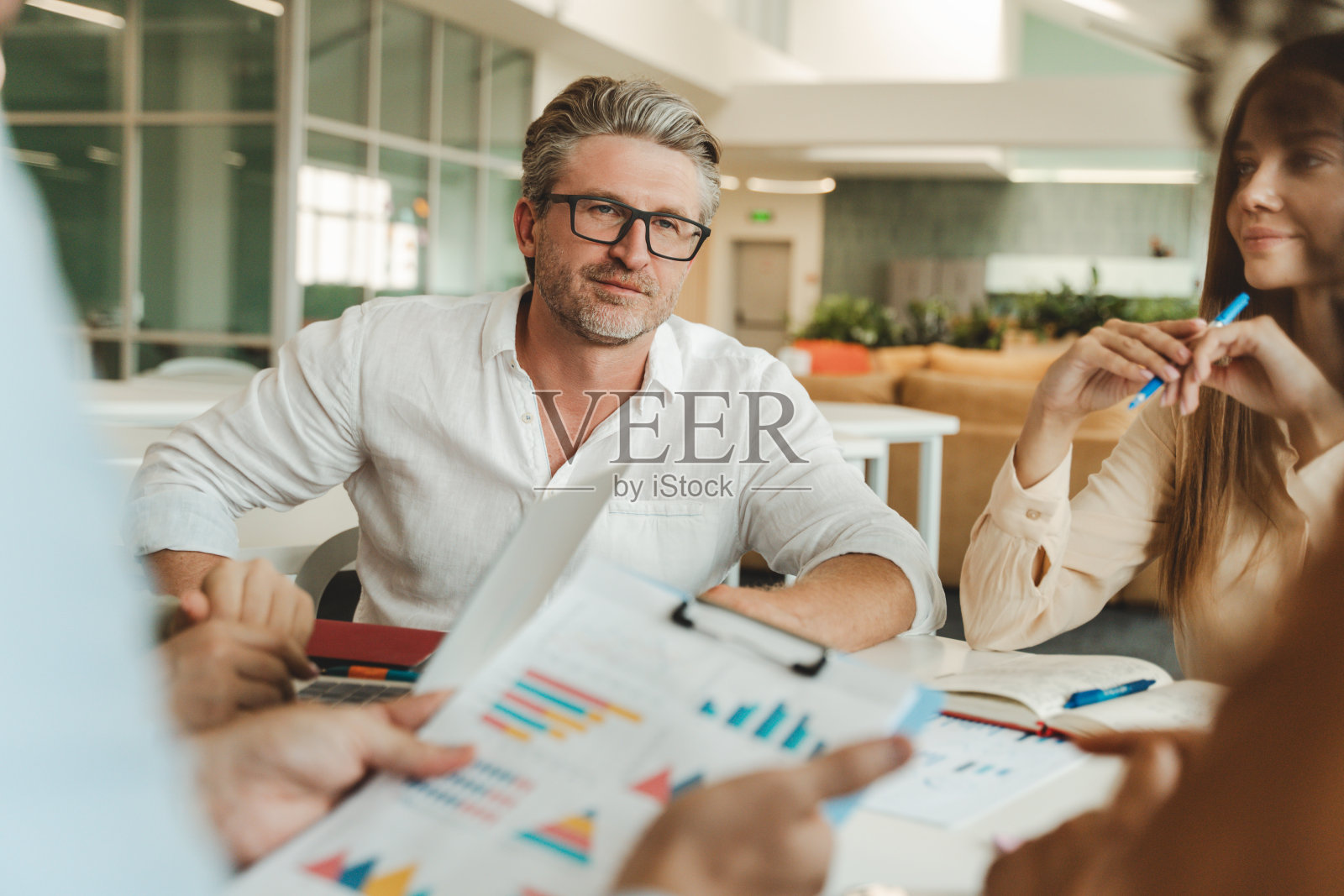 英俊自信的白发商人,戴着时髦眼镜的经理,头脑风暴照片摄影图片
