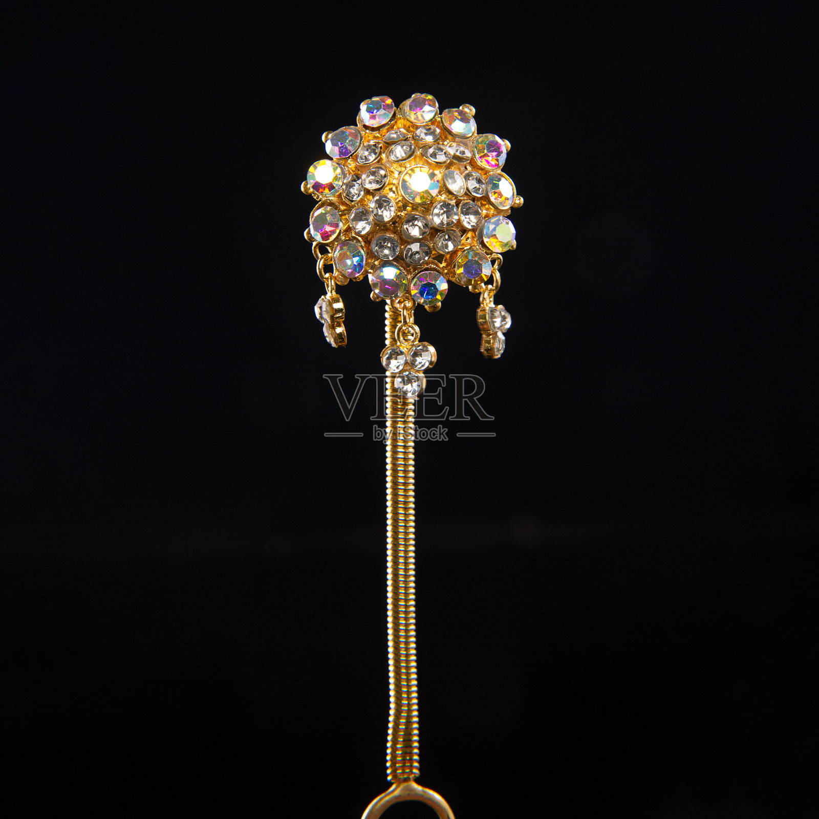 昆杜克精神,传统的新娘头发装饰孤立的黑色背景照片摄影图片