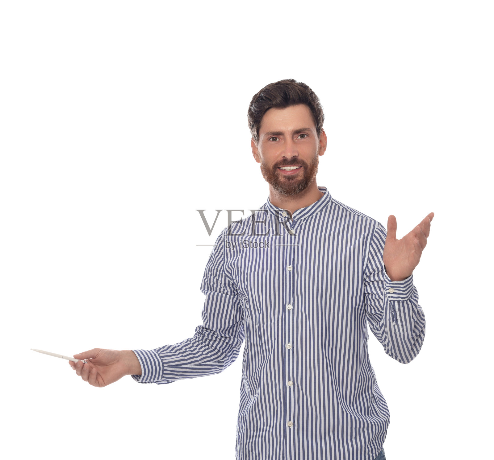 帅哥在白色背景上打手势。天气预报记者照片摄影图片