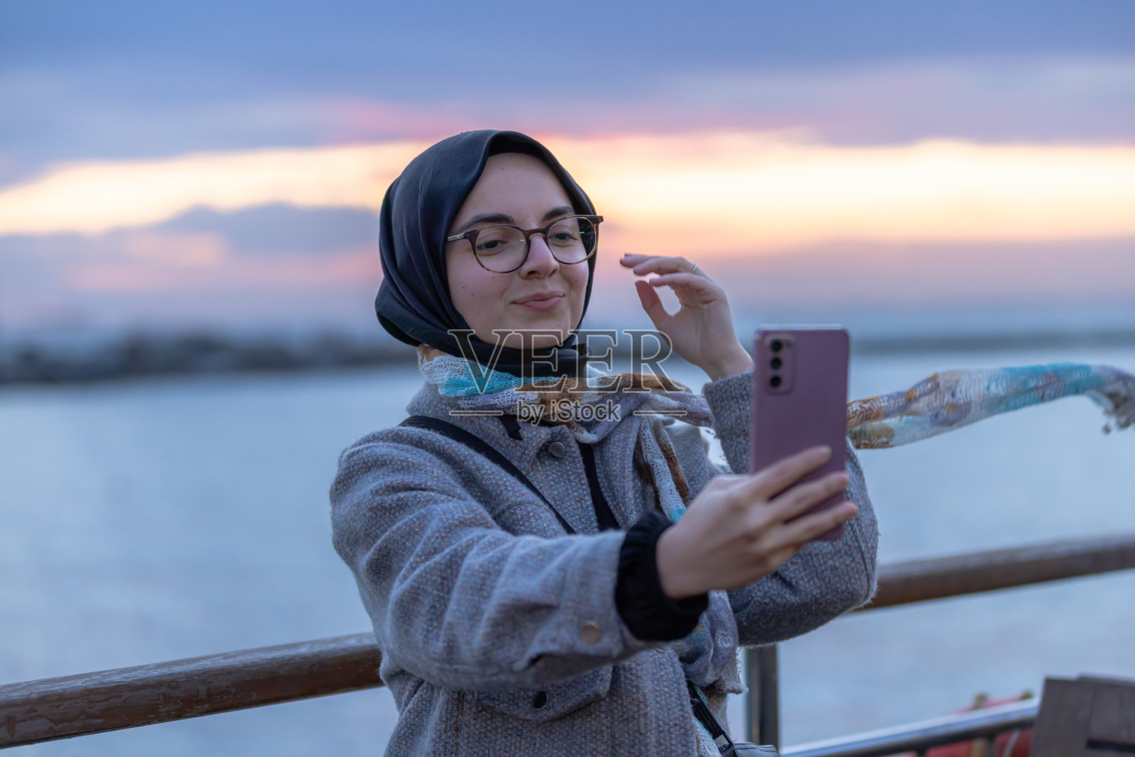 年轻的女游客在伊斯坦布尔市旅游时正在自拍。照片摄影图片