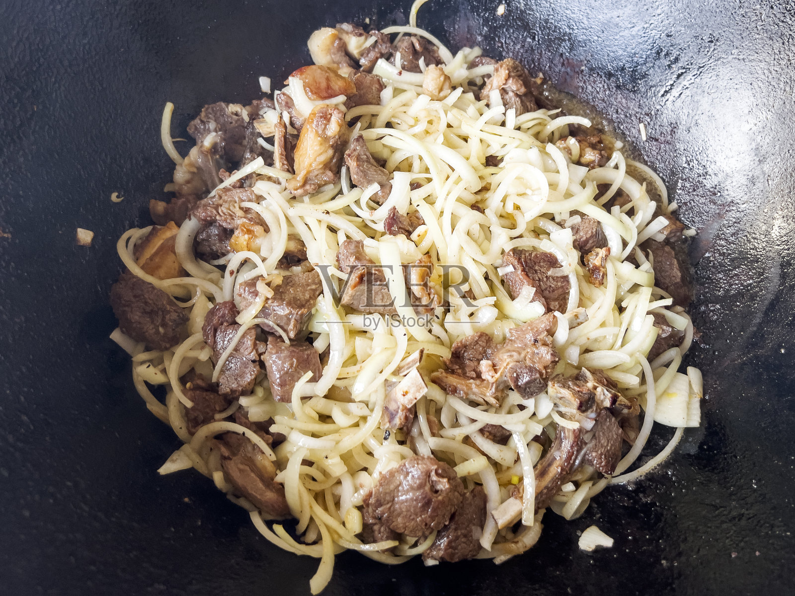 洋葱和肉一起炖。照片摄影图片