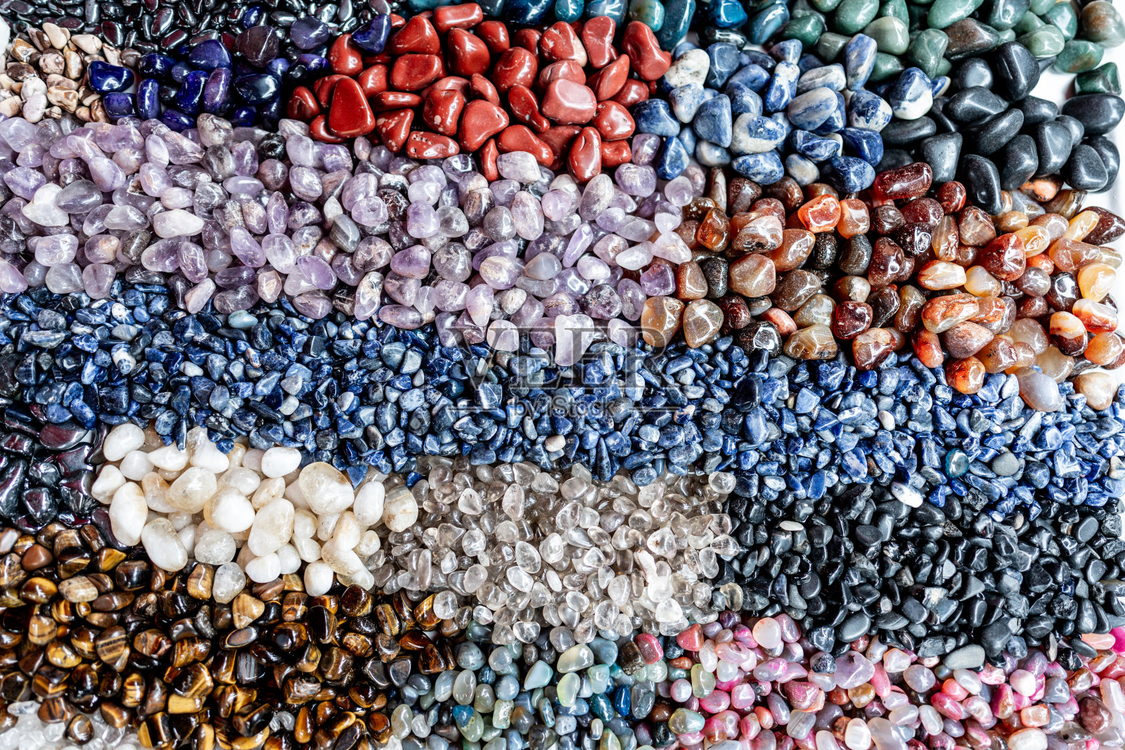 街市上五颜六色的岩石碎片照片摄影图片