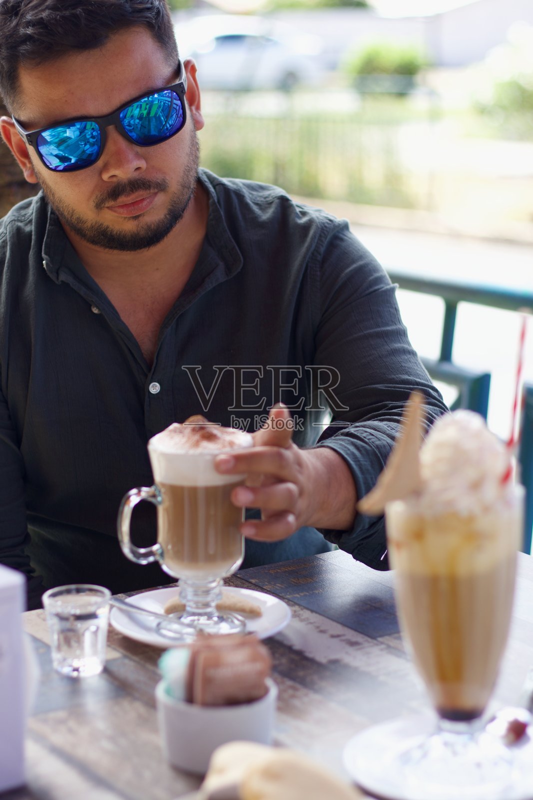 在露天咖啡店喝咖啡的拉丁人照片摄影图片