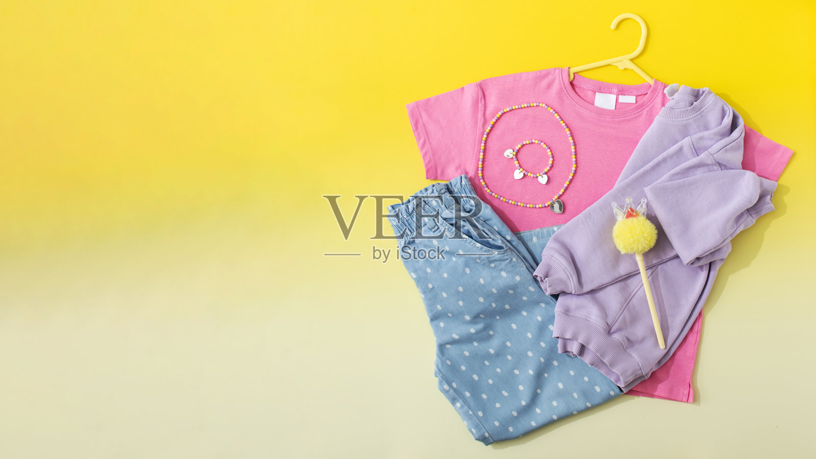 一套儿童时装。时尚的牛仔裤,t恤和运动衫彩色t恤的女孩。本空间照片摄影图片