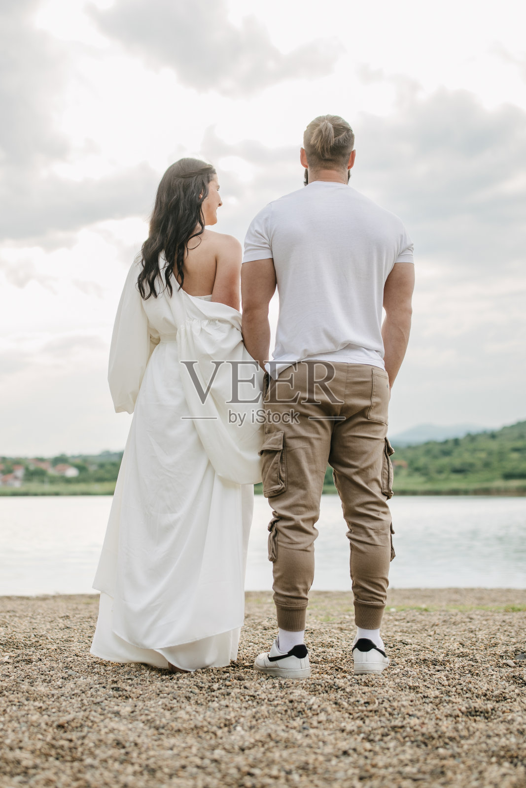 一对恋人在湖边相爱照片摄影图片