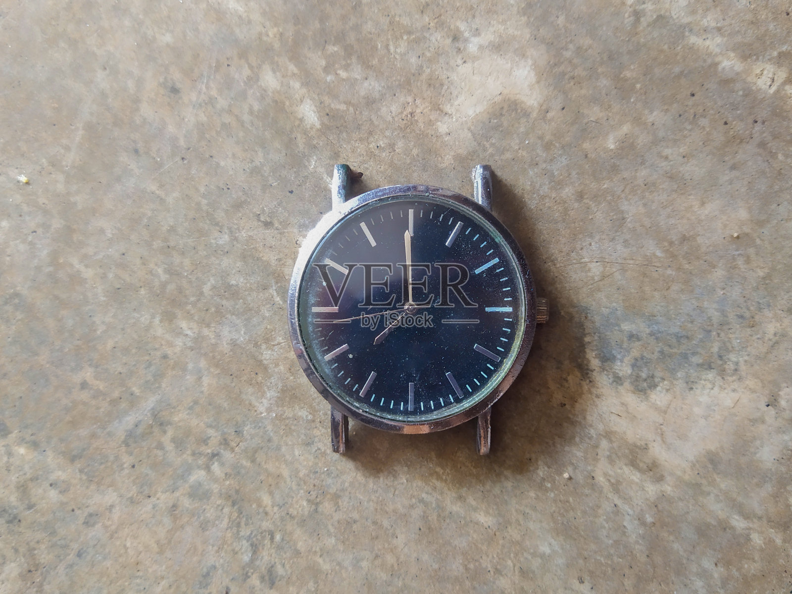 破损或破裂的手表或没有表带的手表在混凝土表面照片摄影图片