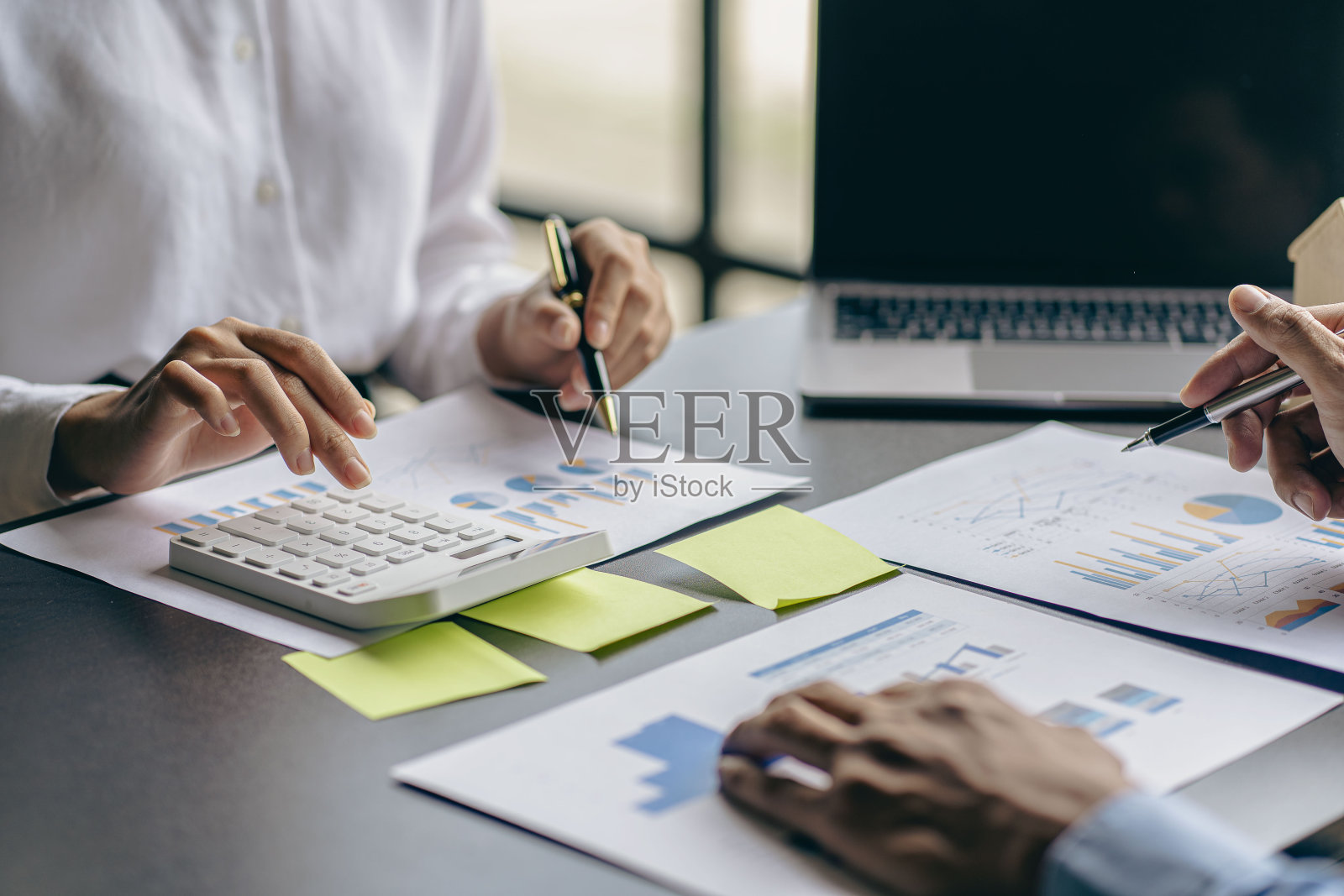 业务团队用现代笔记本电脑分析收入图表和图表业务分析和战略思考创业团队会议年轻的创意同事,特写照片照片摄影图片