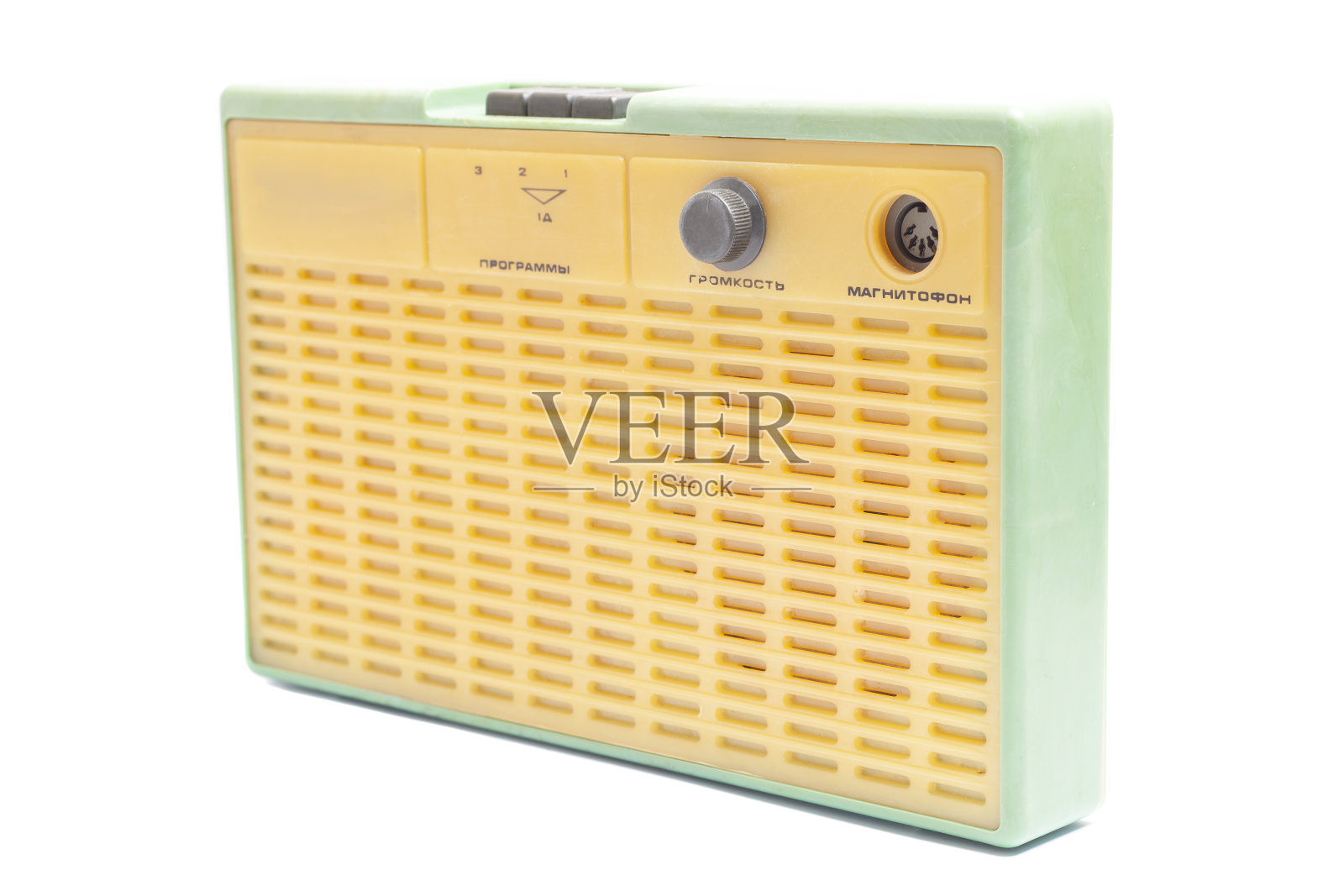 旧晶体管收音机隔离在白色英语翻译:程序,音量,磁带录音机(俄语铭文)。照片摄影图片