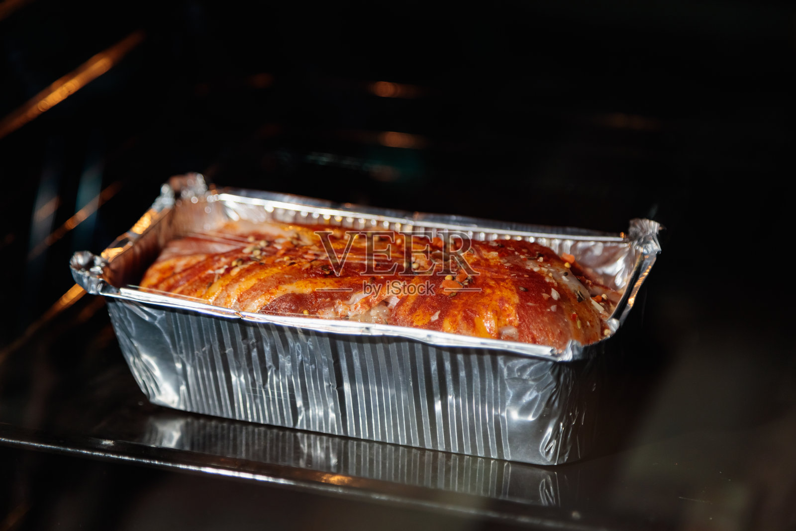 在烤箱里烤肉饼照片摄影图片