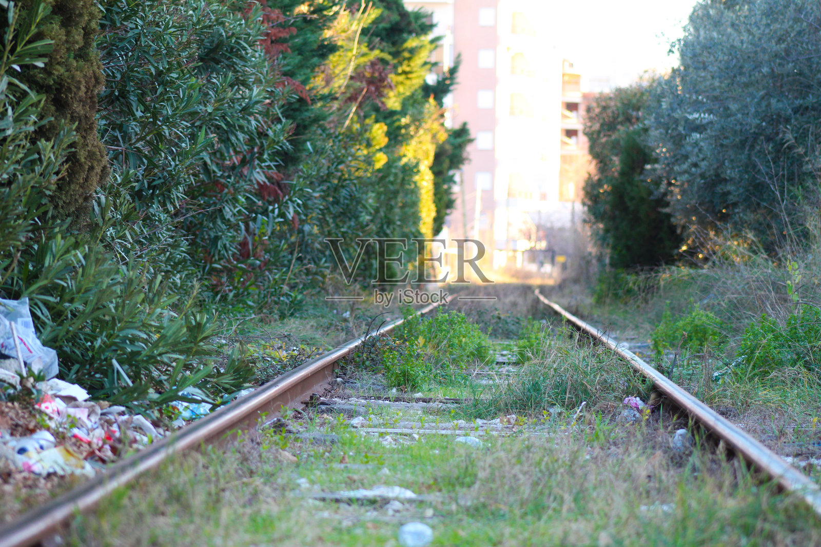 铁轨到无限:火车轨道的视角照片摄影图片