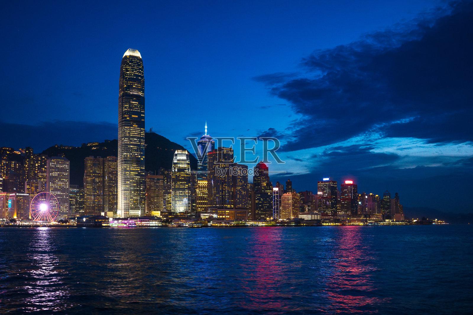 充满活力的香港天际线和夜晚的海港照片摄影图片