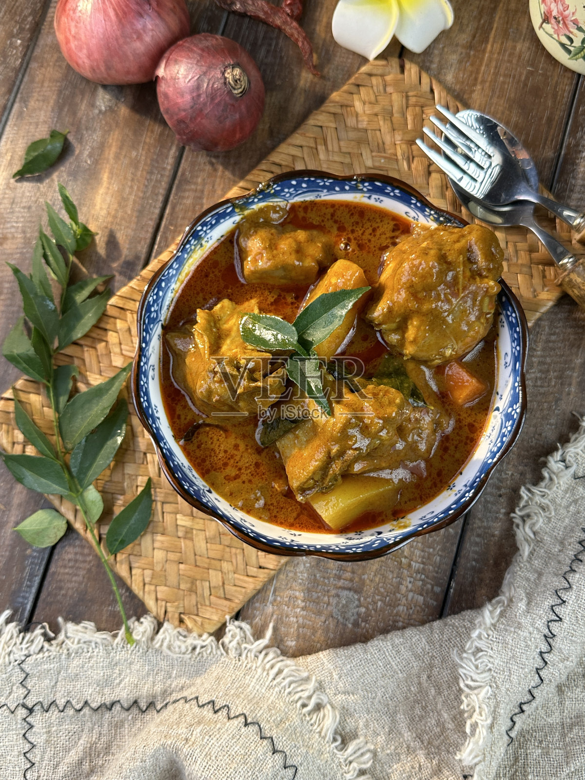 辣红咖喱鸡。果阿风格的鸡肉咖喱。黄油鸡Murgh Makhani咖喱烤热辣肉汁菜,印度旁遮普Dhaba。北印度非素食菜肴Garam Masala。切成小块照片摄影图片