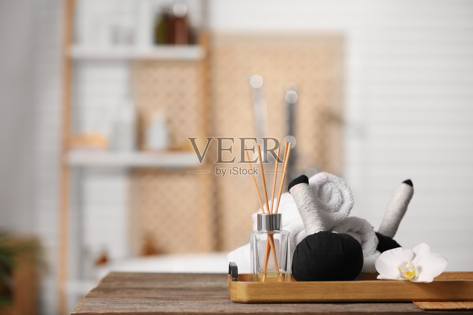 构图以水疗产品和美丽的兰花放在木桌上,背景模糊,为文字留出空间照片摄影图片