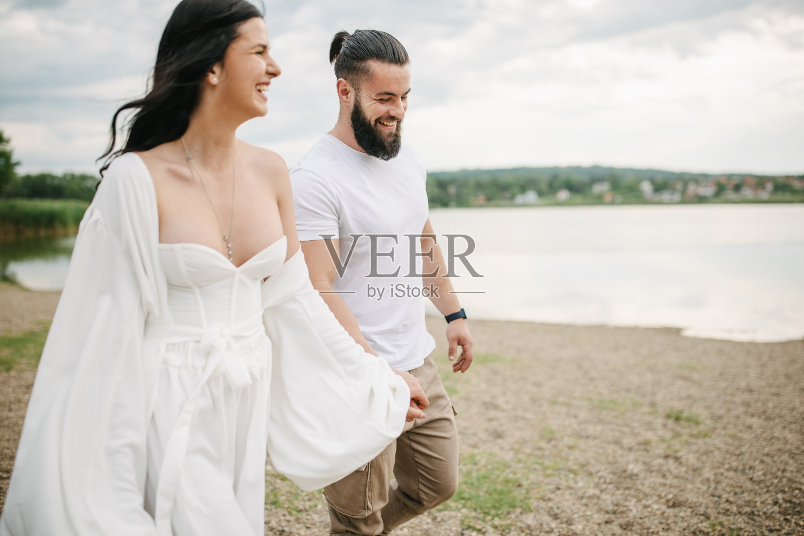 一对幸福的情侣在湖边散步照片摄影图片