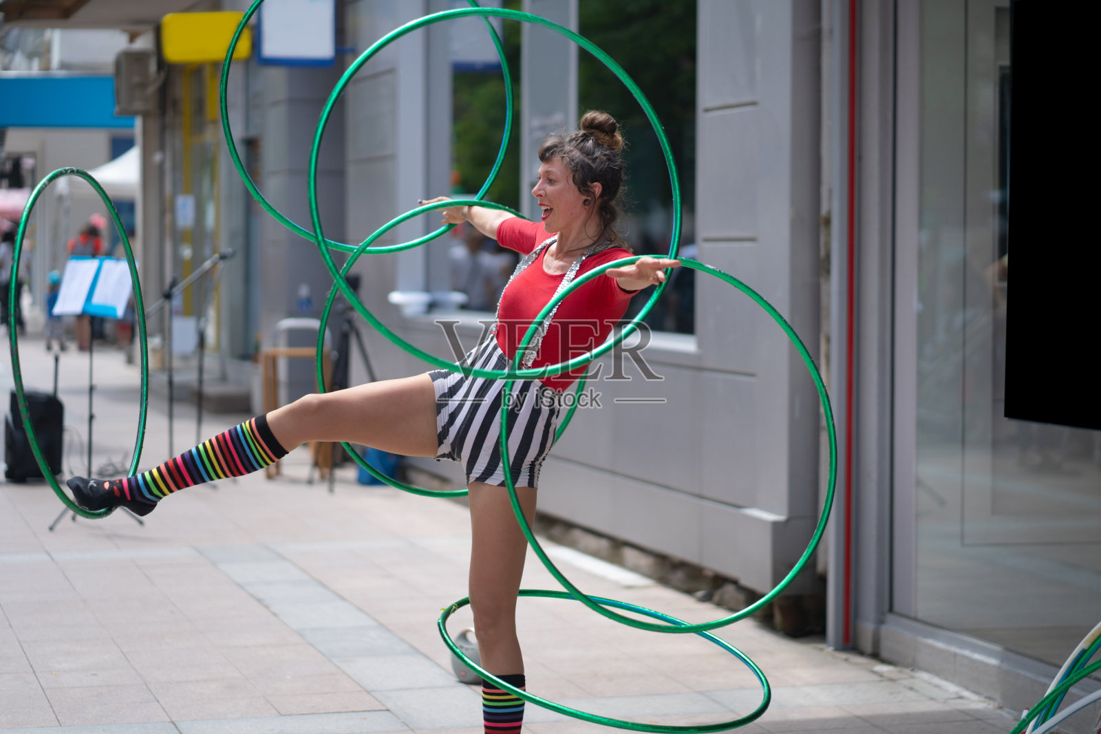 一只胳膊绕两个圈,另一只胳膊绕两个圈,每条腿绕一个圈照片摄影图片