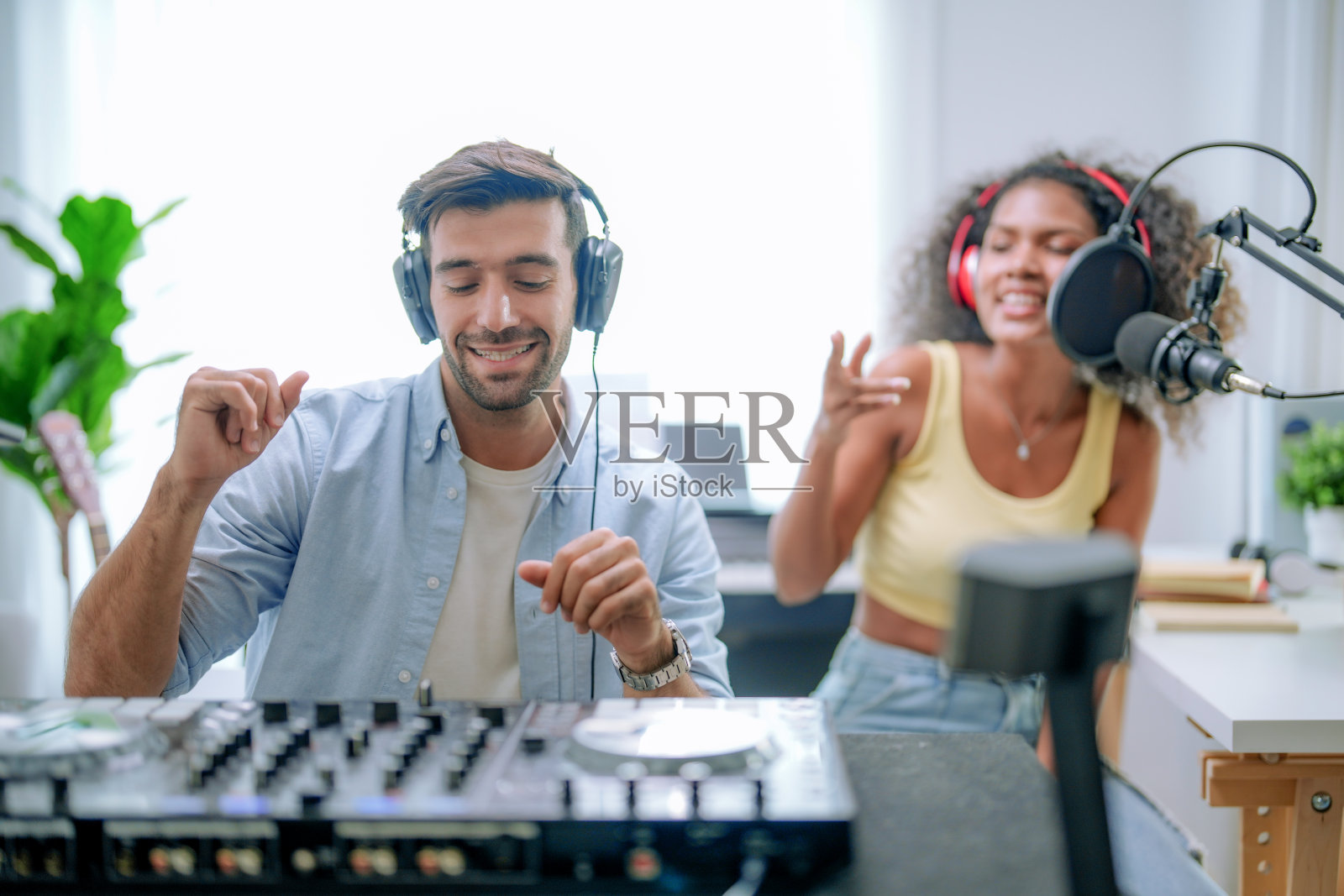 一群朋友一起创作歌曲和演奏音乐。照片摄影图片