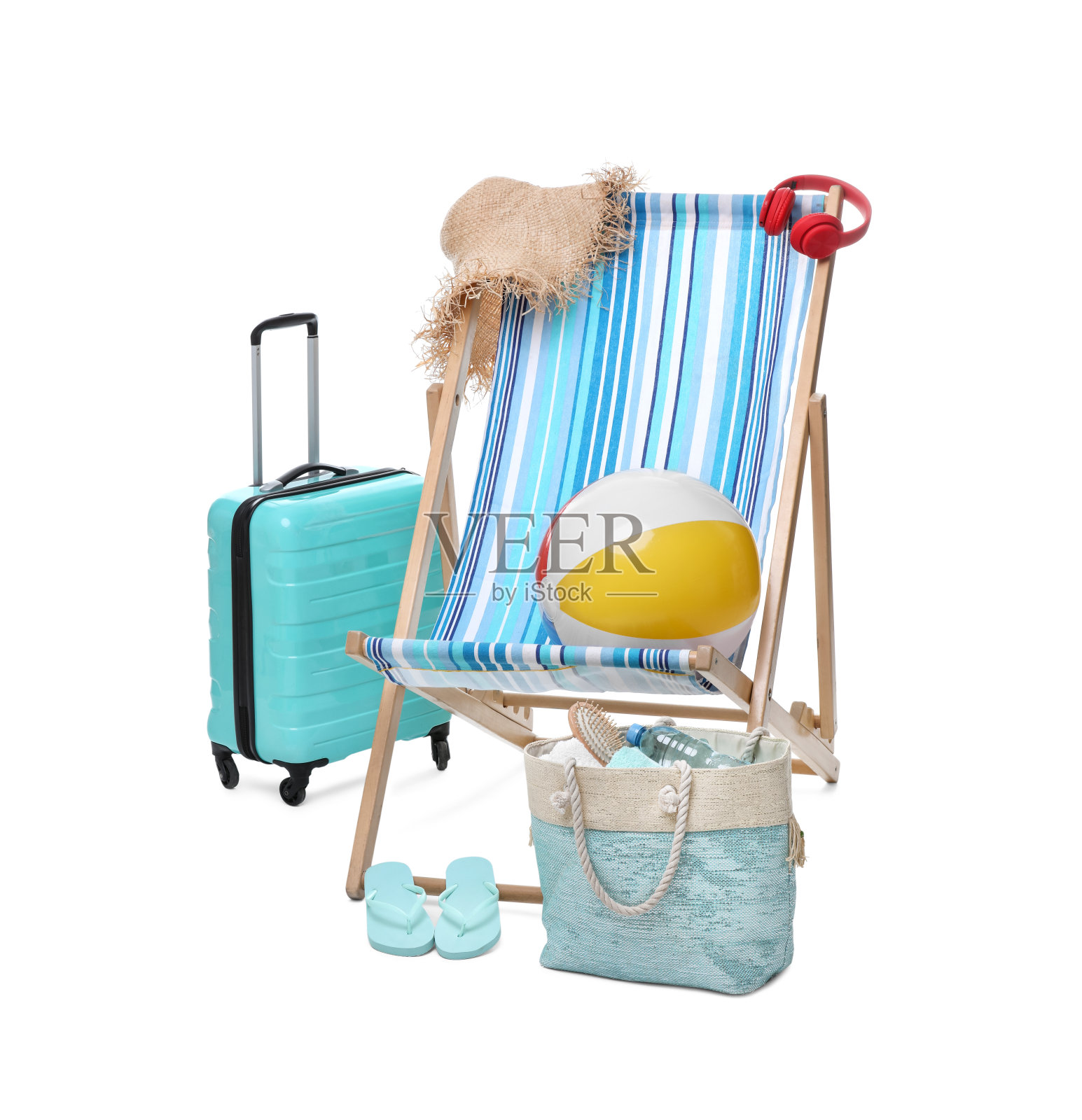 甲板上的椅子,行李箱和沙滩上的配件孤立在白色照片摄影图片