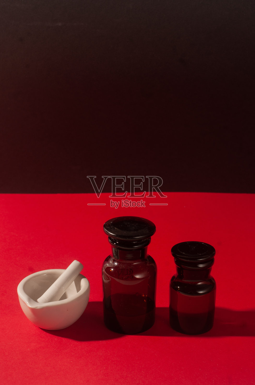 化妆品或医用面纱上的红色背景假日护肤美容美容自我护理常规概念用白色砂浆复制空间照片摄影图片