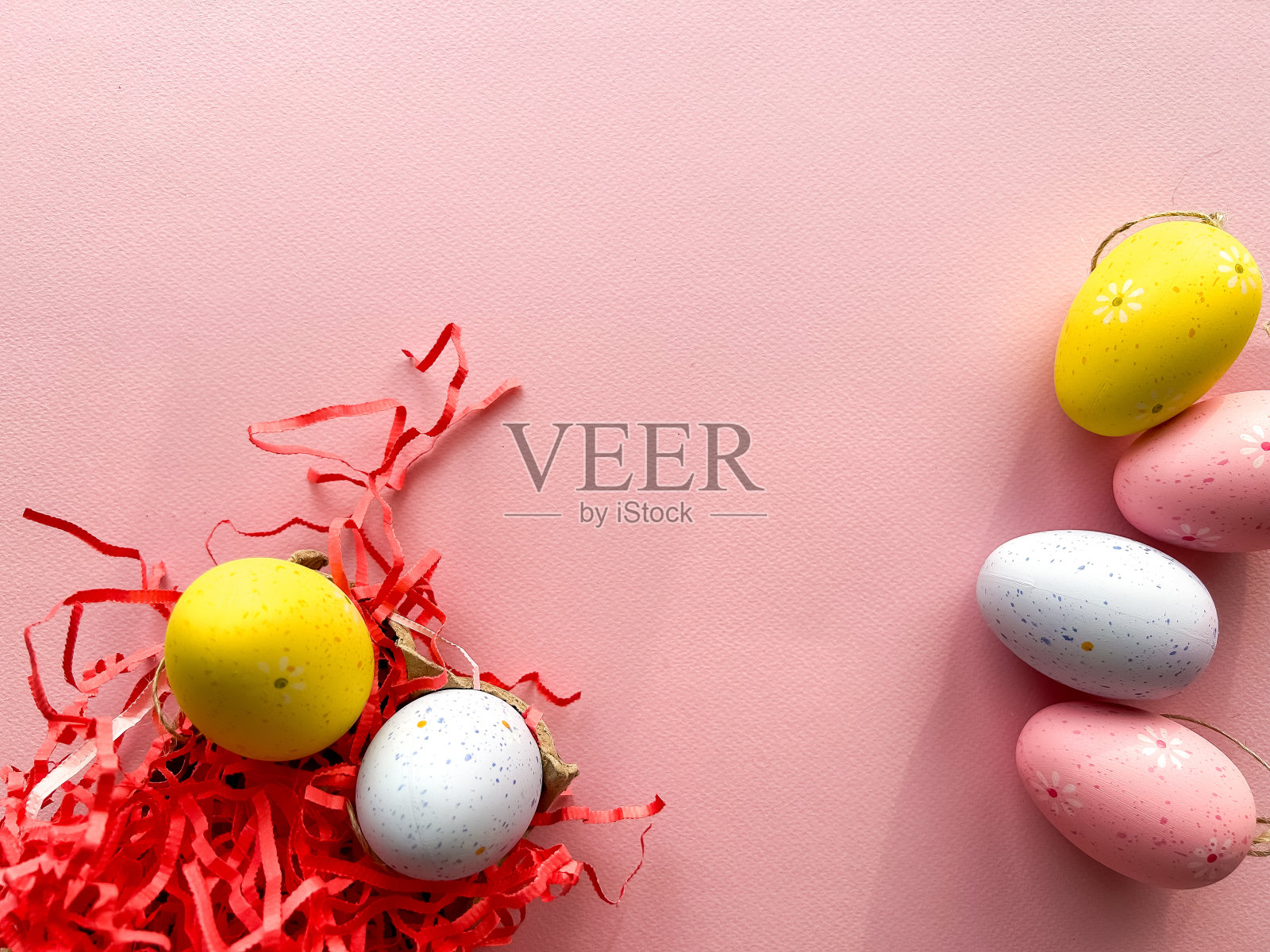 复活节快乐概念。粉色背景上的复活节彩蛋。明信片。简单的极简主义平面层顶部视图复制空间照片摄影图片